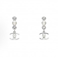 샤넬 25B 가을·겨울 컬렉션 인레이 디자인 스터드 귀걸이 유니섹스 실버