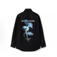 우영미 레터링 애니멀 프린트 포인트 스프레드 칼라 버튼업 롱슬리브 셔츠 남성 블랙