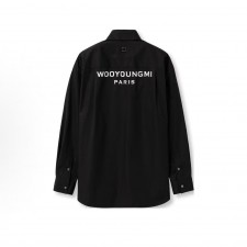 우영미 백 로고 포인트 스프레드 칼라 버튼업 긴팔 셔츠 남성 블랙