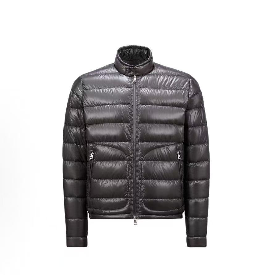 몽클레어 Acorus 컬렉션경량 포켓 구스다운 베이직 숏 기장 집업 하이넥 슬림핏 패딩 (지이공장)