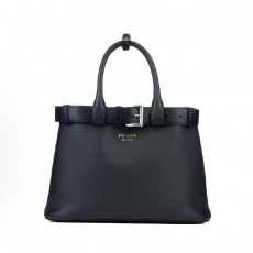 프라다 버클 엠보 레터링 로고 가죽 토트백 미디엄 1BA434 블랙