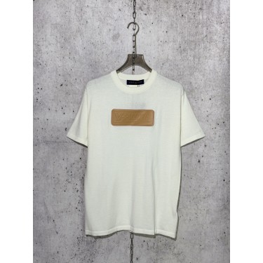 루이비통 25SS 로고 패치 코튼 반팔 티셔츠 남녀공용 오버핏 화이트 (사슬공장)