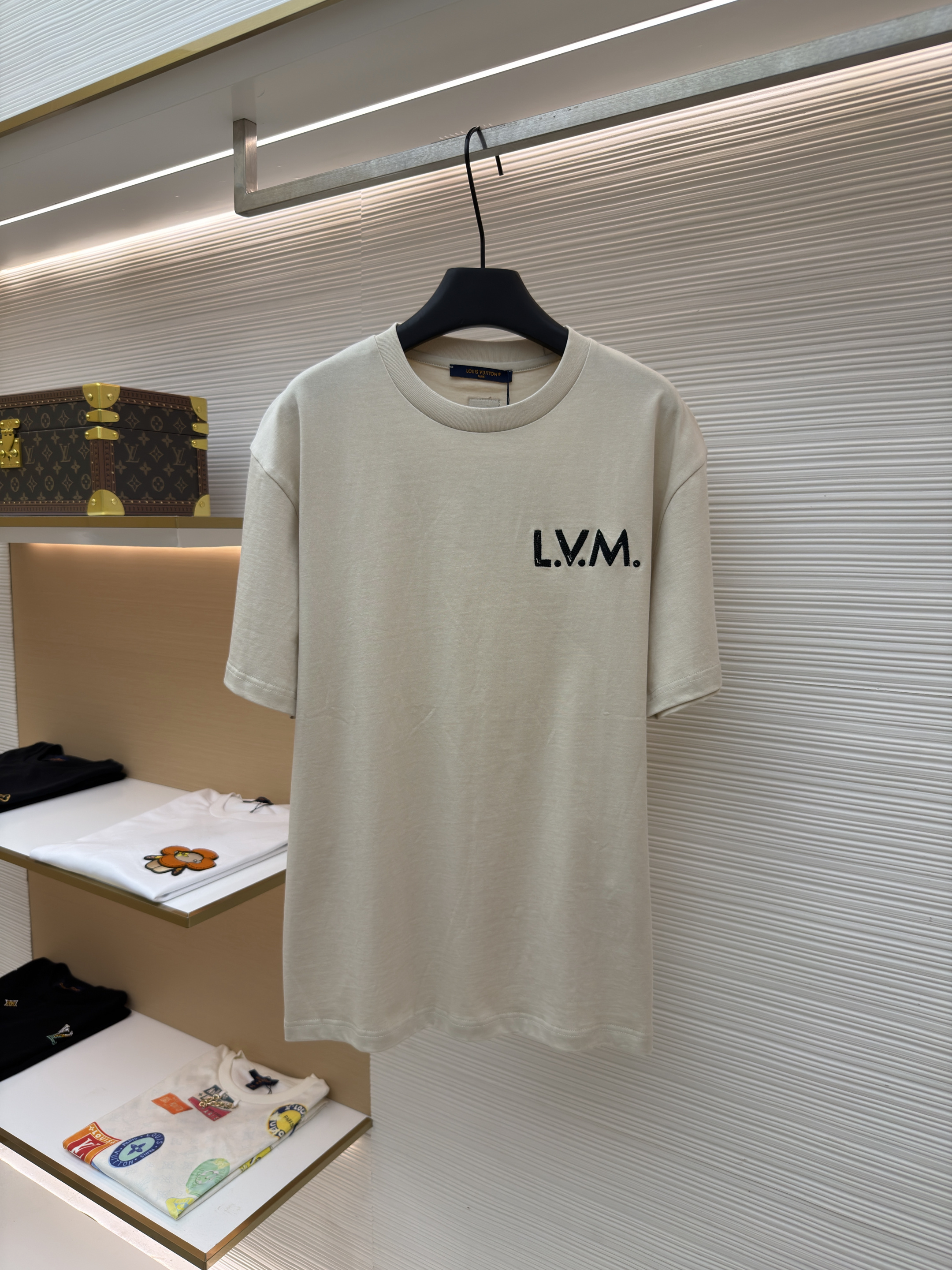루이비통 레터 로고 자수 라운드넥 반팔 티셔츠 (X공장)