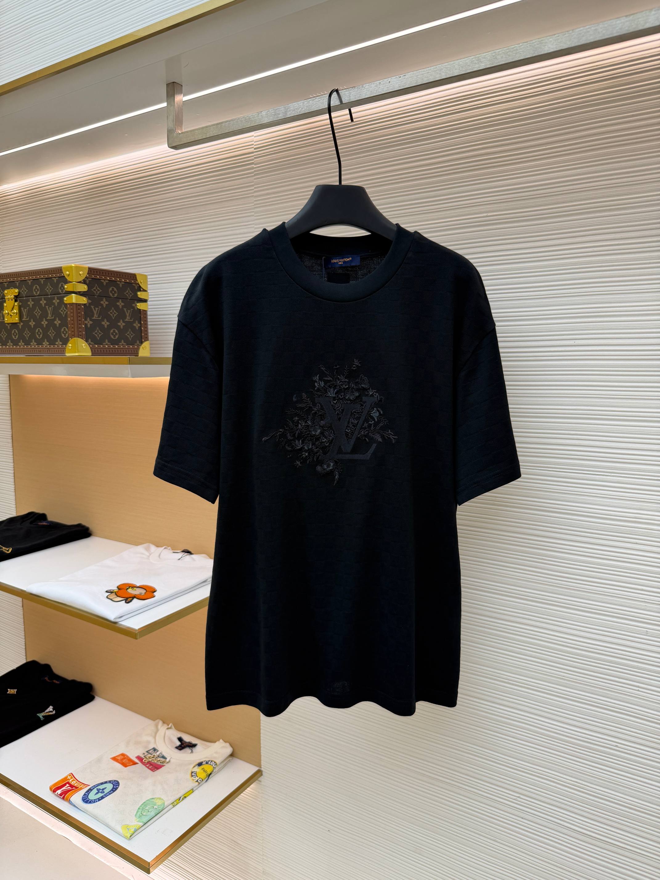 루이비통 블랙 플라워 다미에 라운드넥 반팔 티셔츠 (X공장)