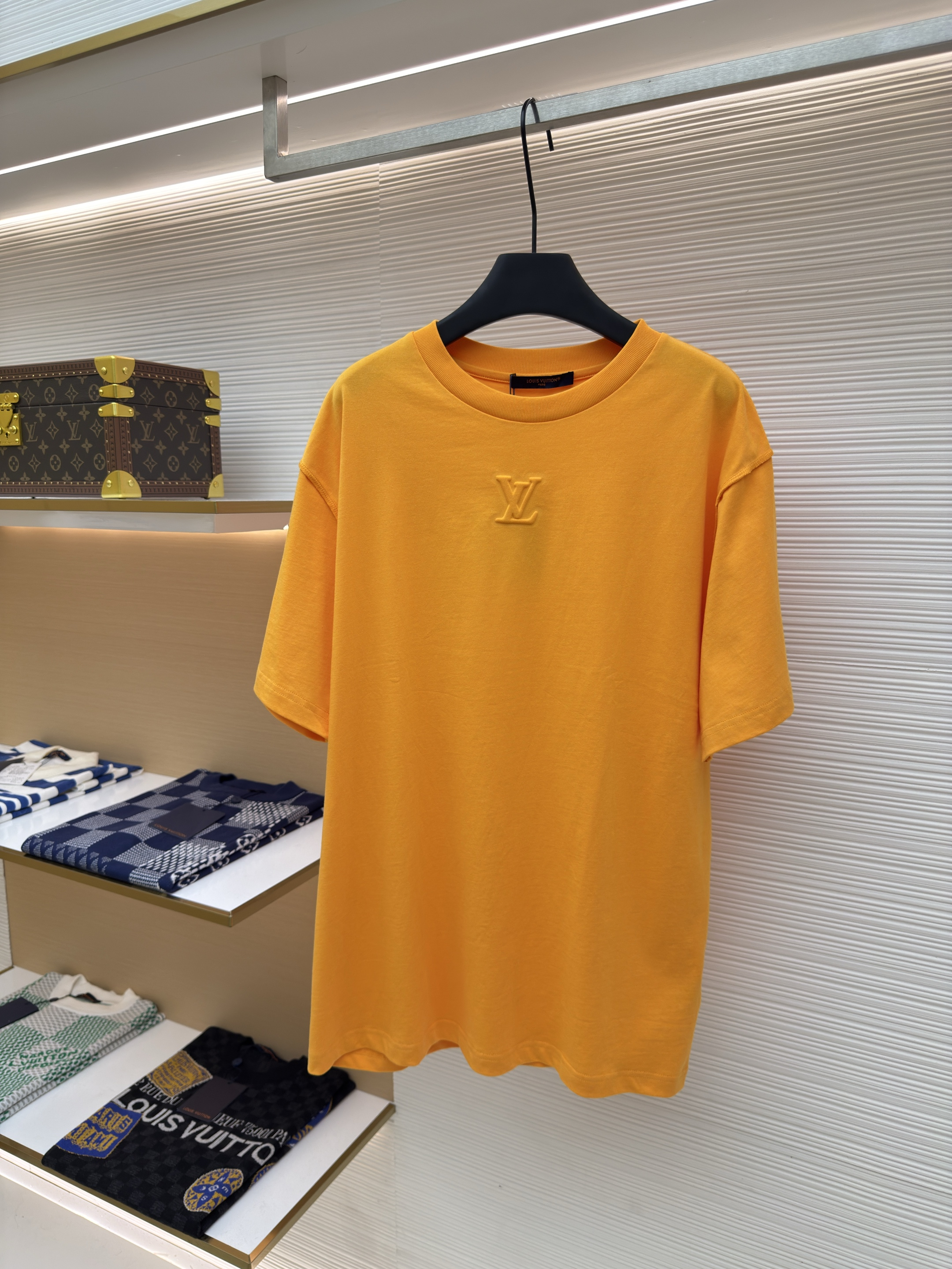 루이비통 엠보싱 스몰 로고 티셔츠 (X공장)