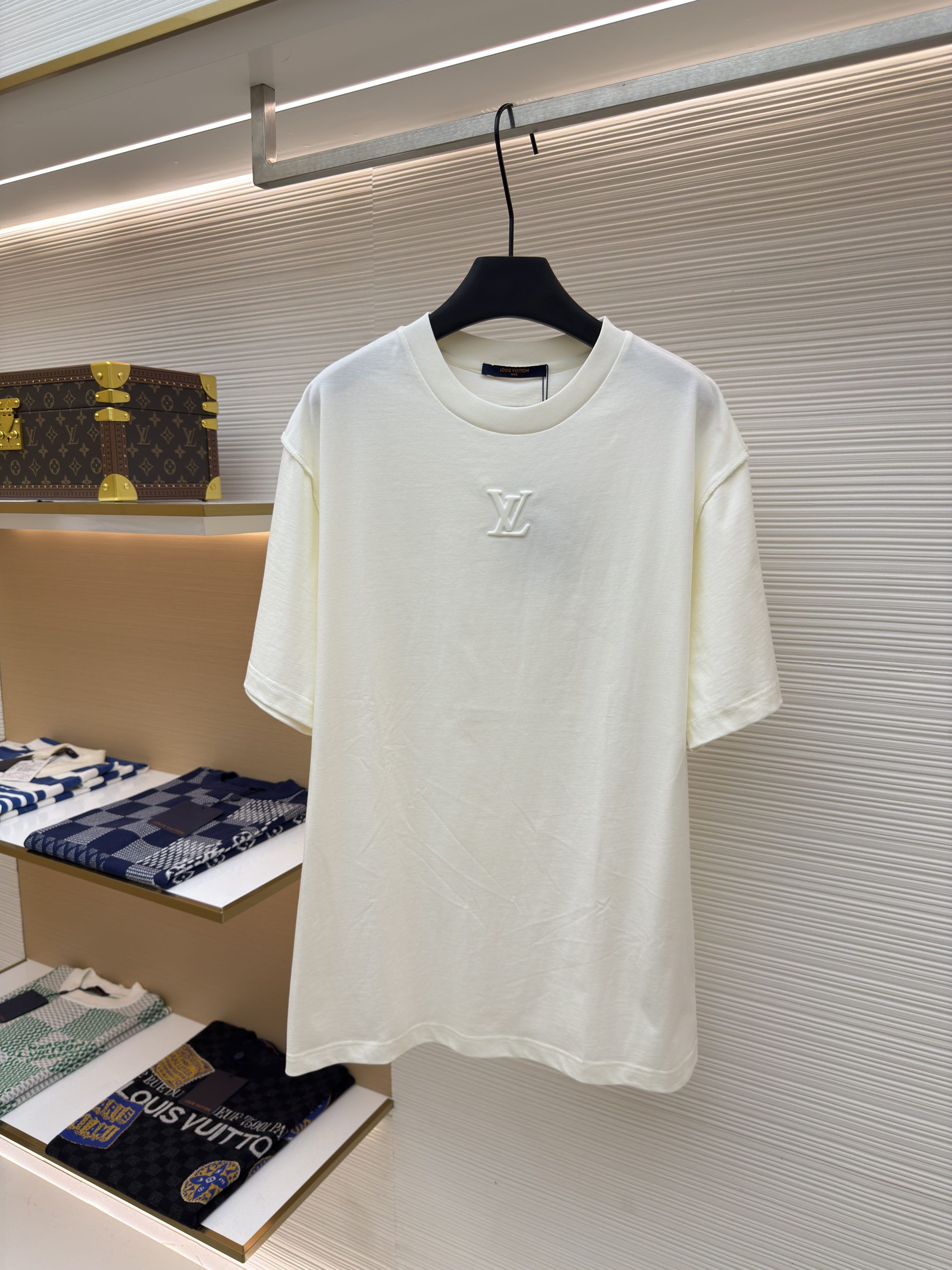루이비통 엠보싱 스몰 로고 티셔츠 (X공장)