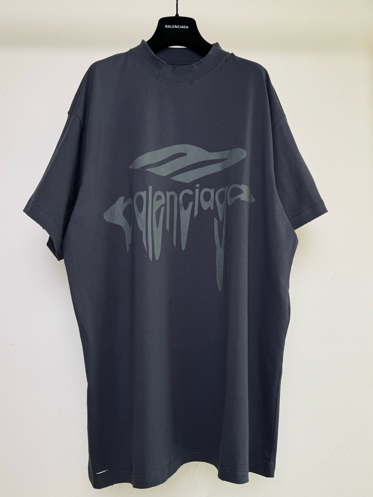 발렌시아가 3B 리퀴파이드 반팔 티셔츠 다크 그레이