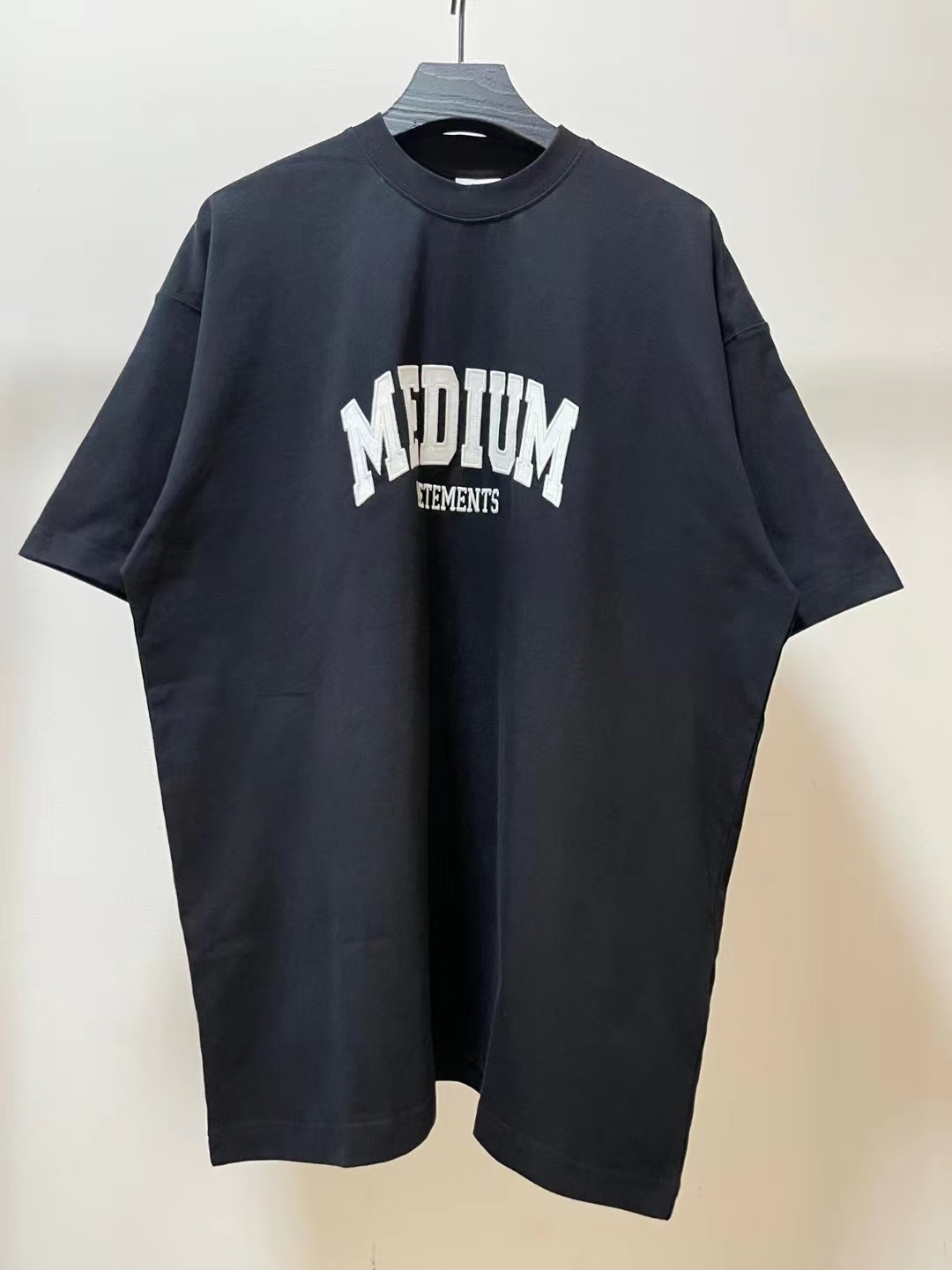 베트멍 미디엄 자수 로고 반팔 티셔츠