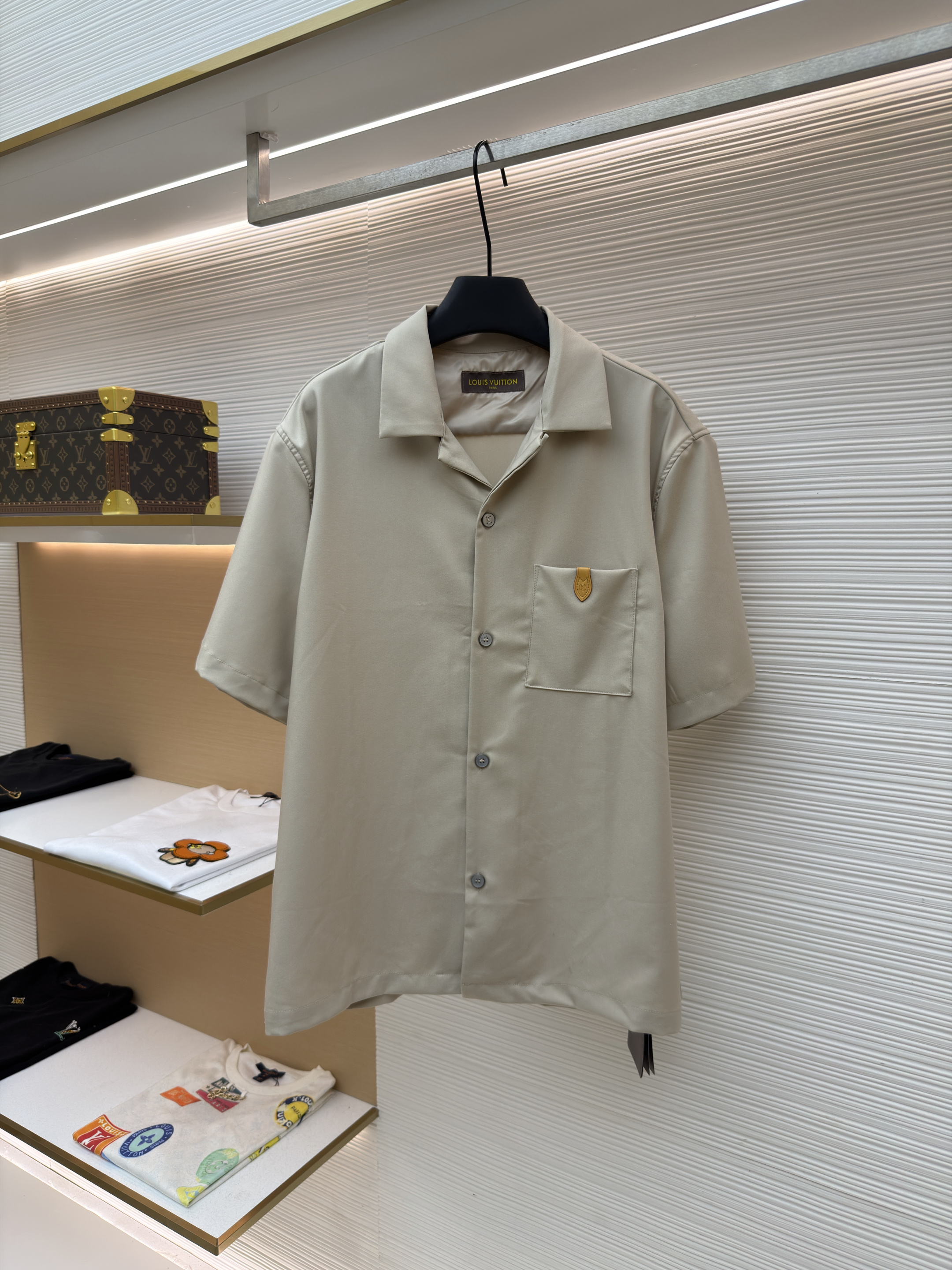 루이뷔통 LOUIS VUITTON 실·면 벨벳 혼방 오픈카라 로고 셔츠